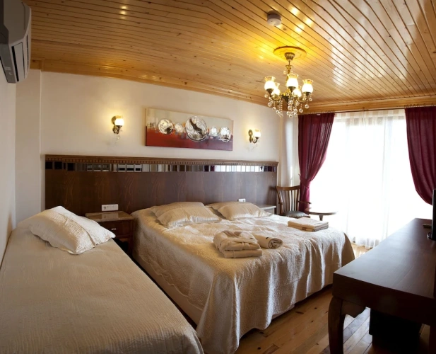 Deluxe room with balcony and with partial sea view