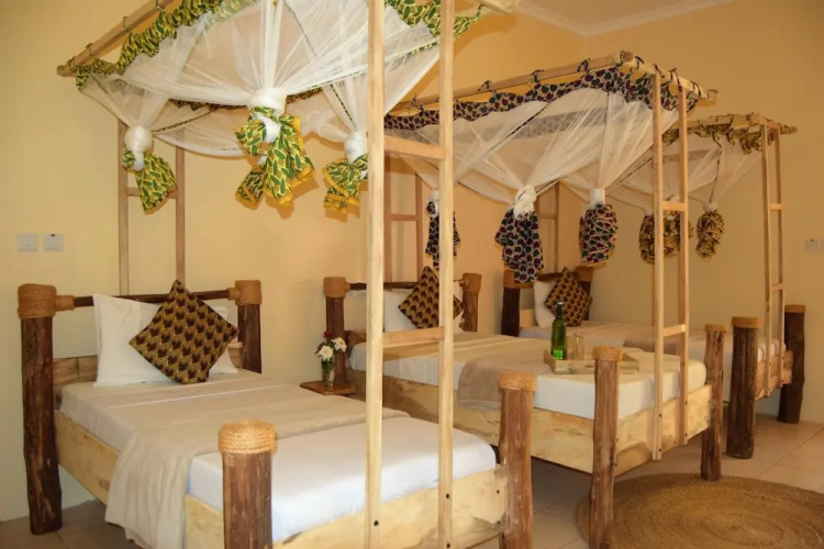 Chanya Lodge.