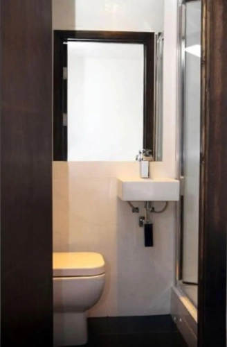 Single (no window) room