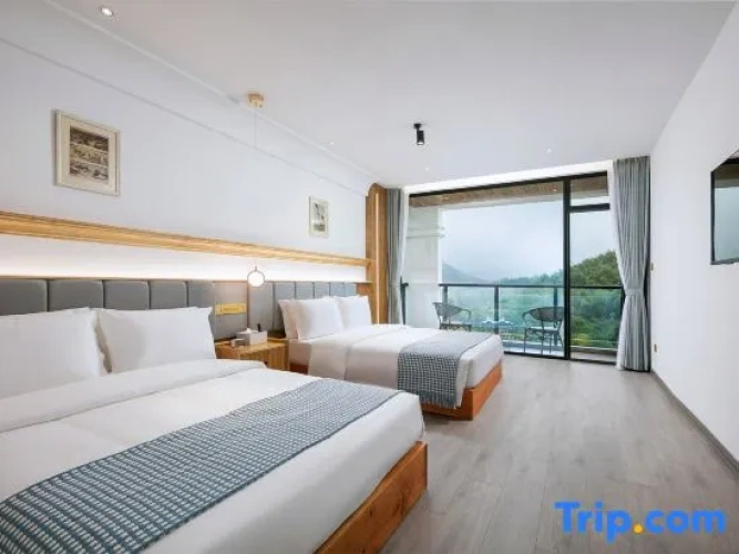Deluxe Family Suite with balcony and with mountain view