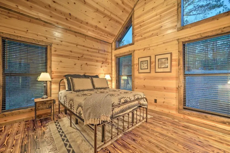 Broken Bow Cabin: Deck w/ Hot Tub & Pool Table!