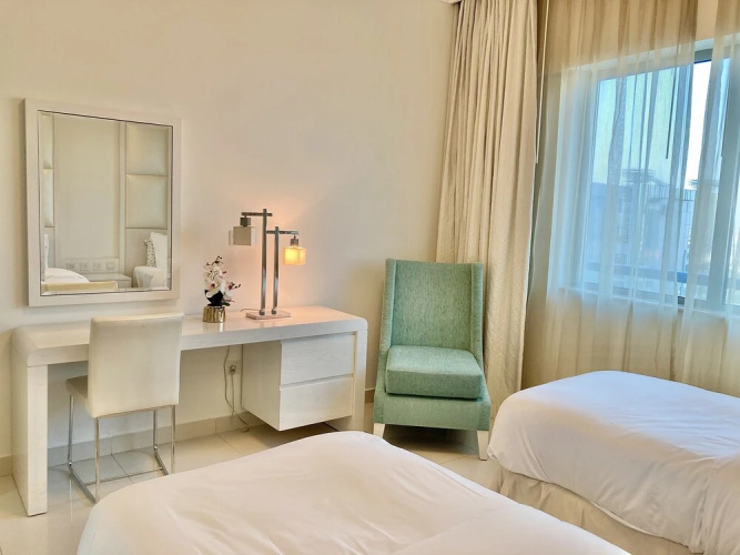SuperHost - High-rise Chic Apt With Incredible Skyline Views