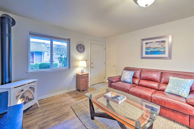 Anacortes Condo - Walk to Town, Marina, + Bay!