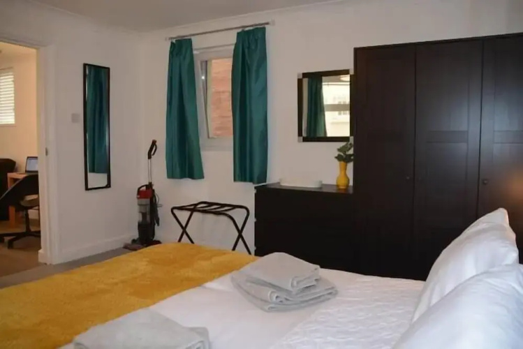 Stunning 1BR Apt in Central Cheltenham