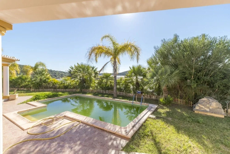 4 Bedrooms Villa