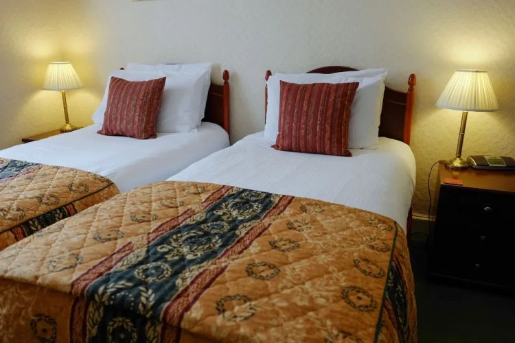 Superior Double Basement room