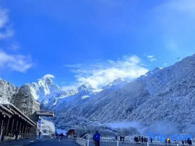 Walker Mountain Residence (Siguniang Mountain)