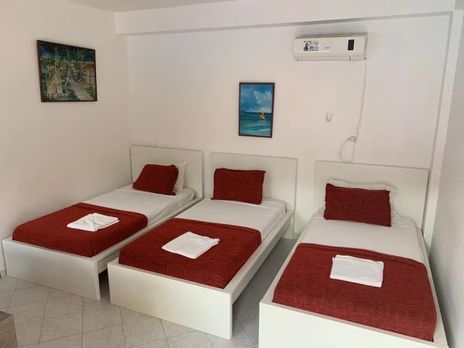Standard Triple room with partial ocean view