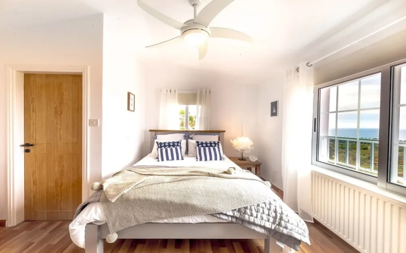 5 Bedrooms Villa