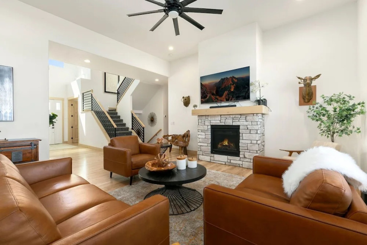 Lakeside Luxury - Hot Tub, Pool Table, and Views