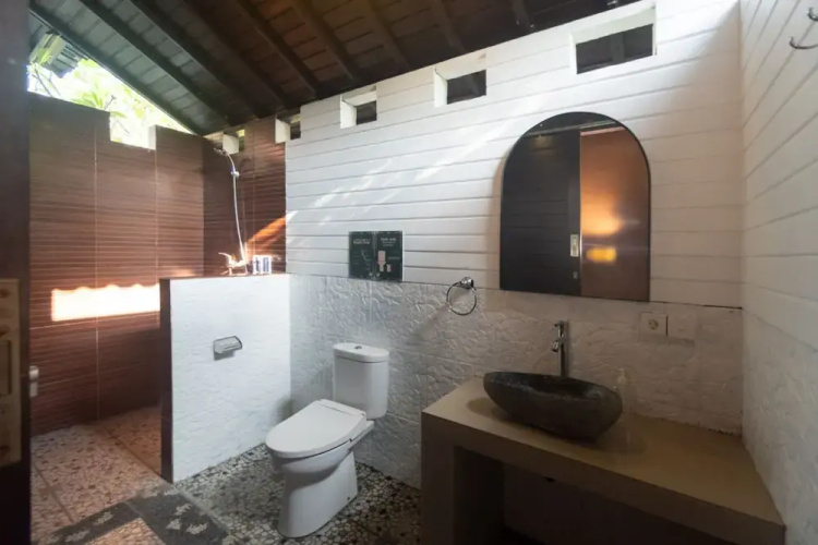 Mad Monkey Nusa Lembongan