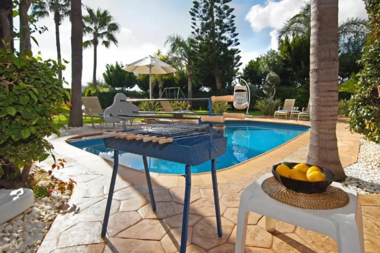 4 Bedrooms Villa