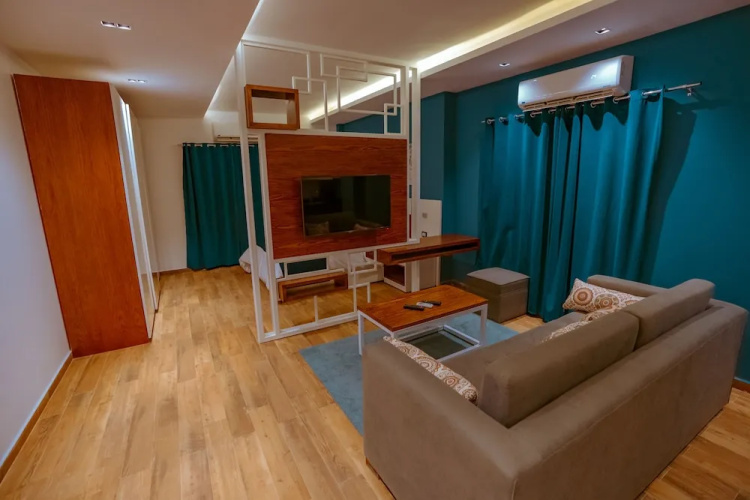 Travelholic Inn
