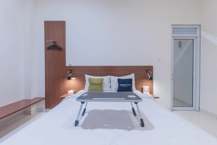 OYO Flagship 1308 Darmo Residence