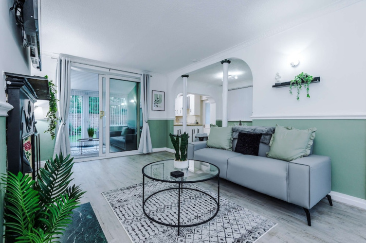 Comfy 4-bed Home Ideal for Workers Free Parking