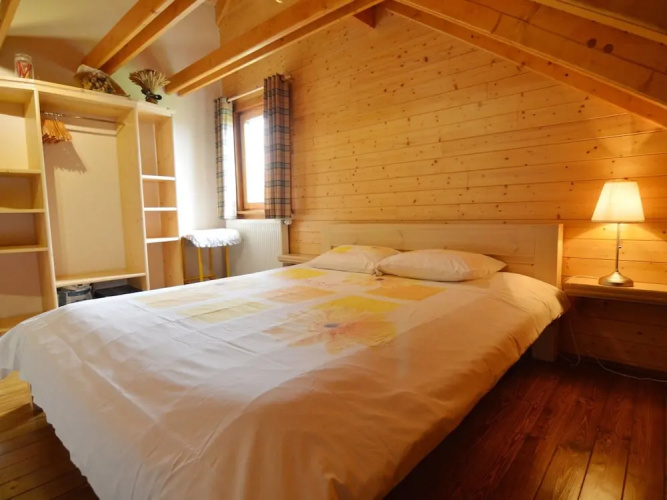 Affluent Chalet in Septon with Whirlpool, Sauna, Hot Tub
