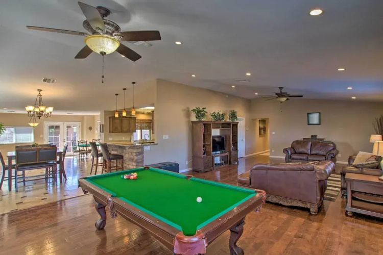 Group Getaway w/ Pool & Putting Green in Glendale