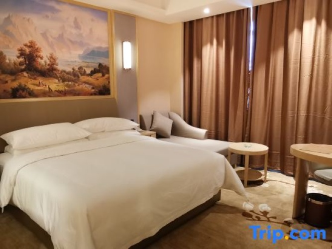 Deluxe Double Suite with street view