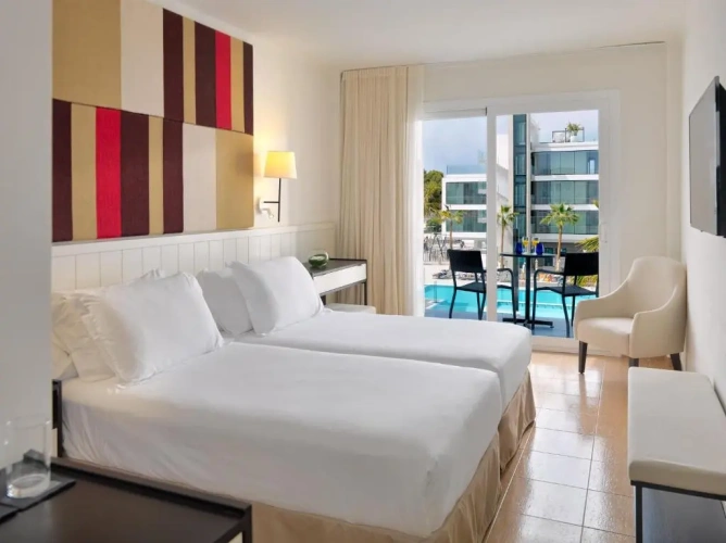 Double room with pool view