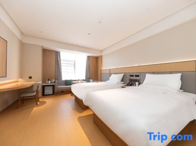 Standard Twin room with street view