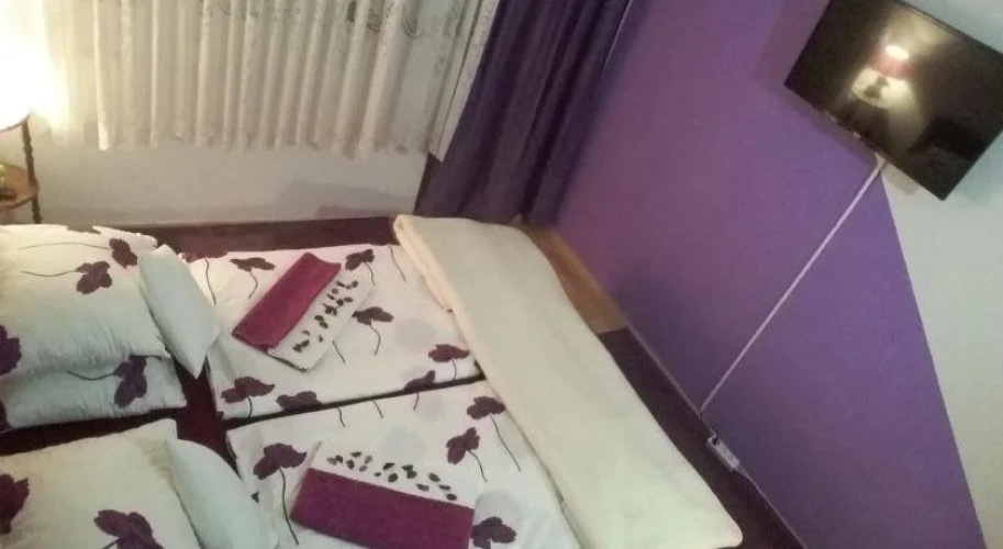 Hostel Mirror