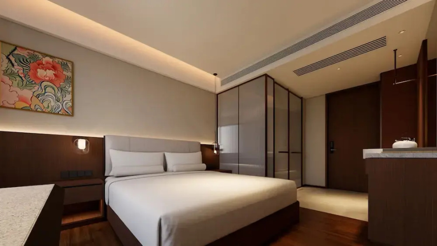 Red Wall Hotel