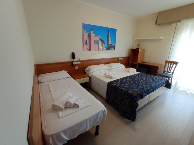 Standard Triple room