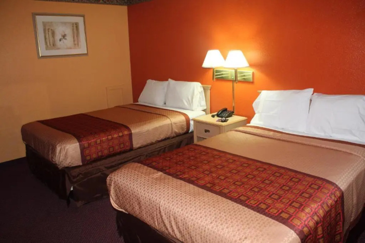 Hutchinson Inn
