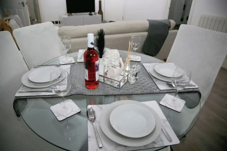 2 Bed Flat - Sleeps 3 - Wifi - Parking