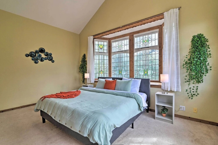 Grand Valrico Home w/ Deck, Fire Pit & Yard!