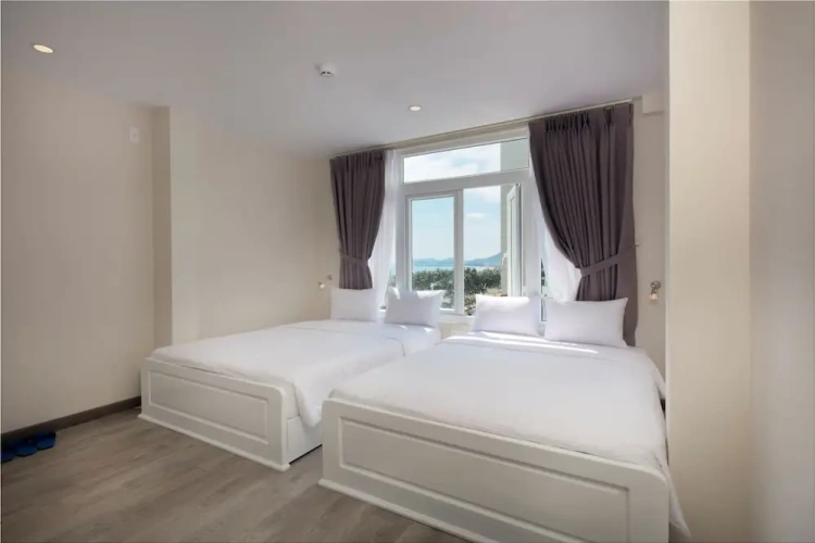 Deluxe Quadruple room with partial ocean view
