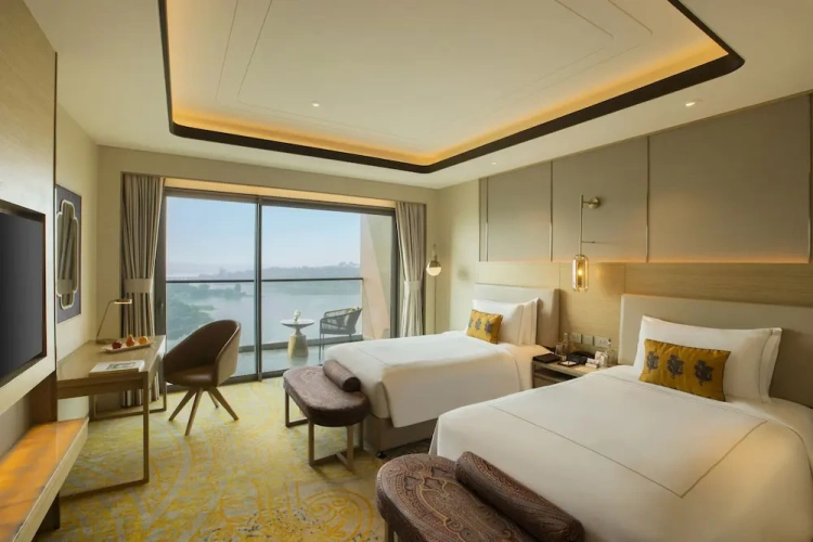 Luxury Twin room with balcony and with lake view