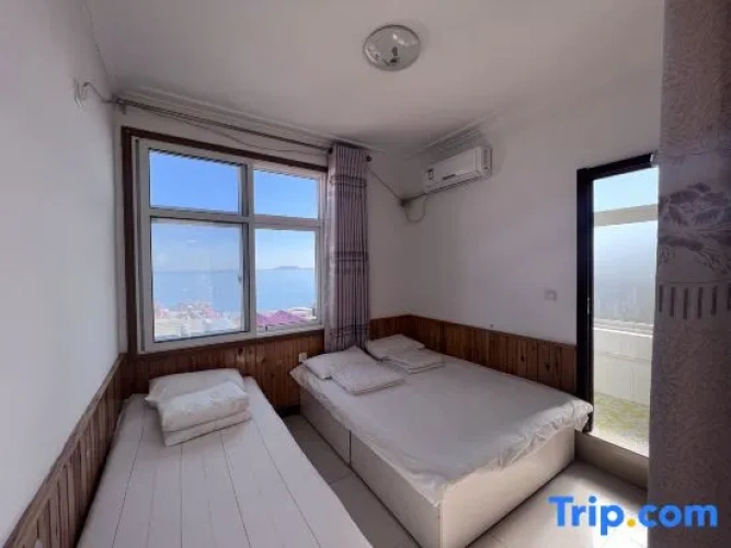Standard Triple room with sea view