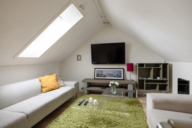 Central top floor apartment
