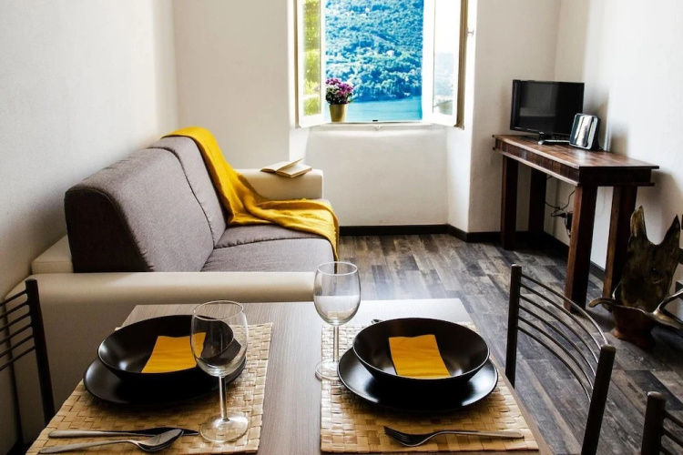 ALTIDO Cozy Lake View