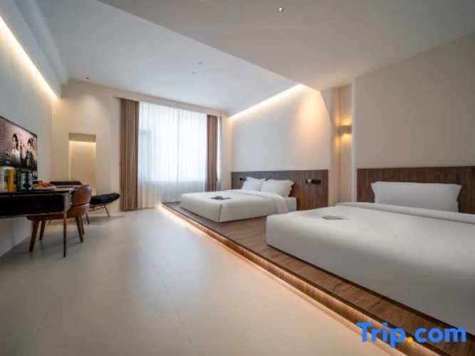 4 Bedrooms Standard Family room