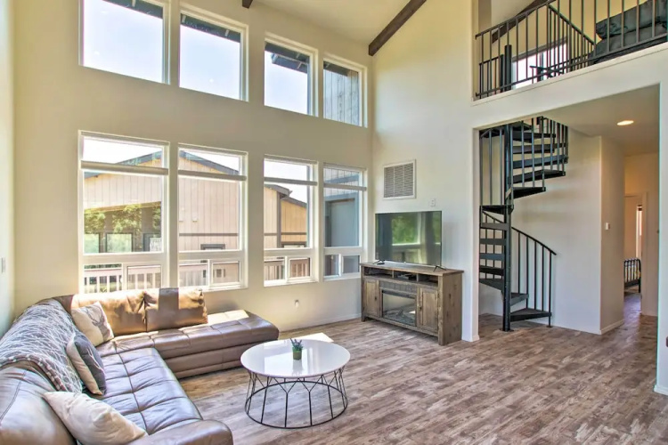 Fireplace, Mogollon Rim Views: Luxury Pine Home