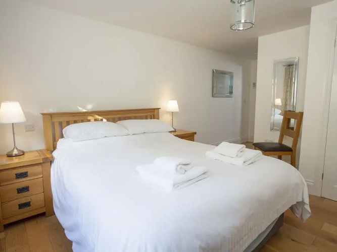 1 Lyndhurst