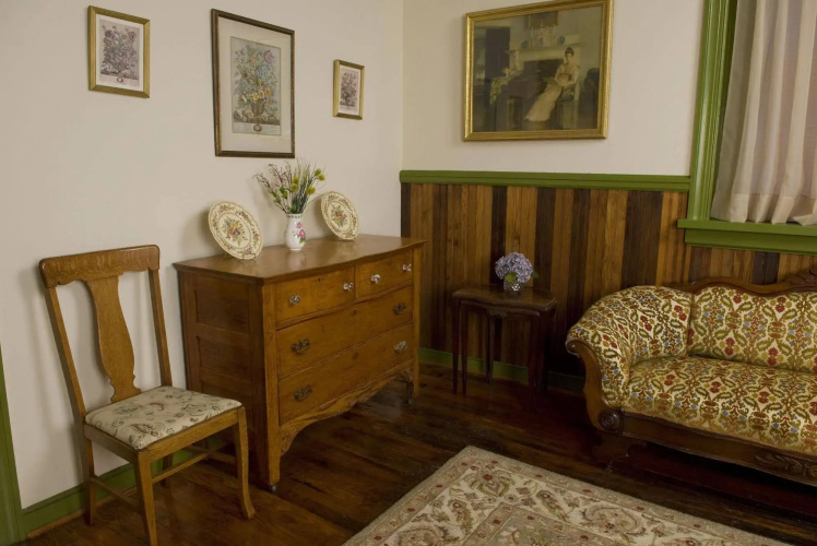 The Tinder Guest House