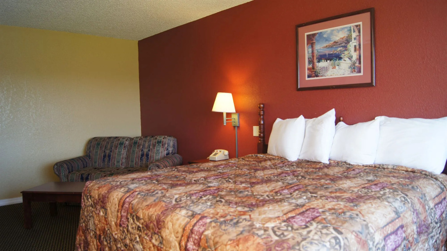 Holiday Lodge & Suites