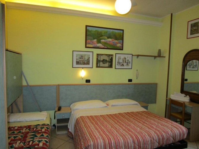 Standard Triple room