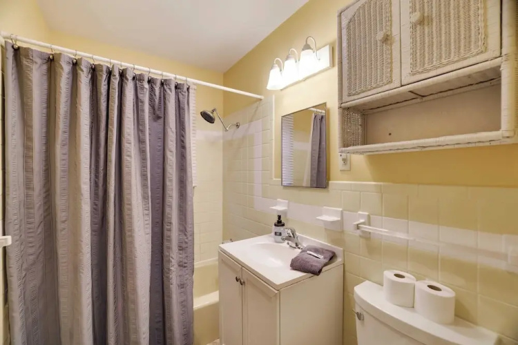 Hot Tub + Sauna + Deck + Firepit + Beach Access + Near Dining Grateful Escape by Avantstay