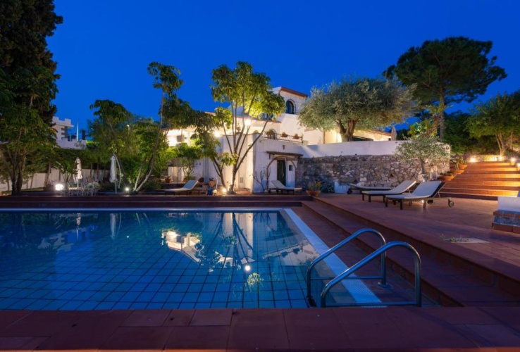 4 Bedrooms Villa