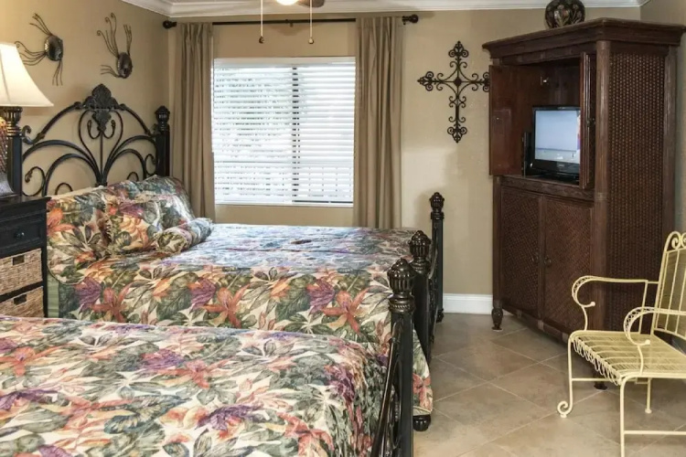 209 Mariner West