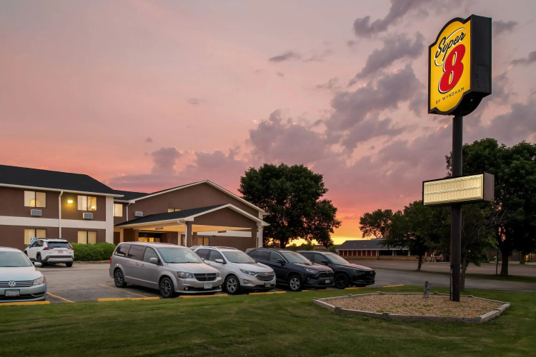 Super 8 by Wyndham Blue Earth