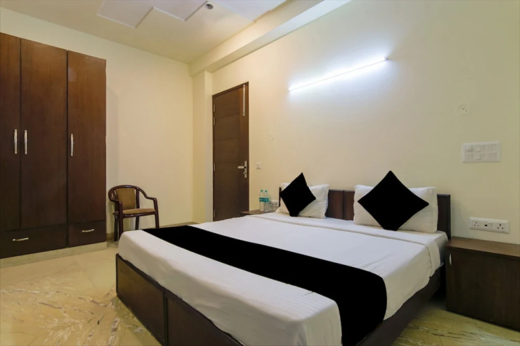 FabHotel Mannat Residency Sec 52
