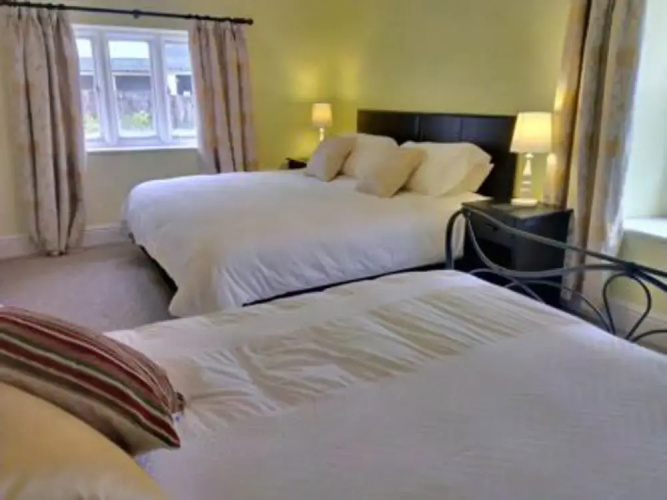 Cotswolds Valleys Accommodation-Med Hall