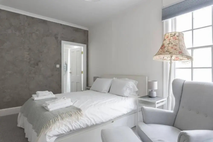 Bright And Elegant 3 Bedroom Seafront Apartment