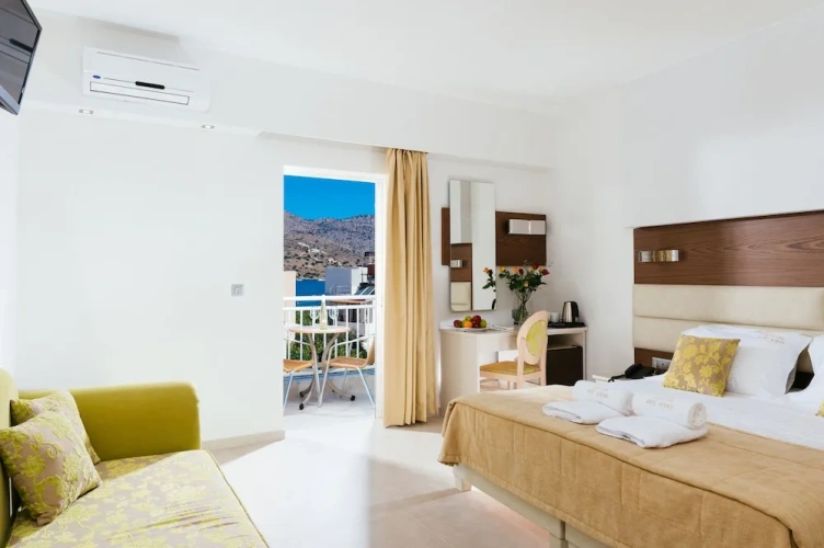 Superior room with balcony and with garden view