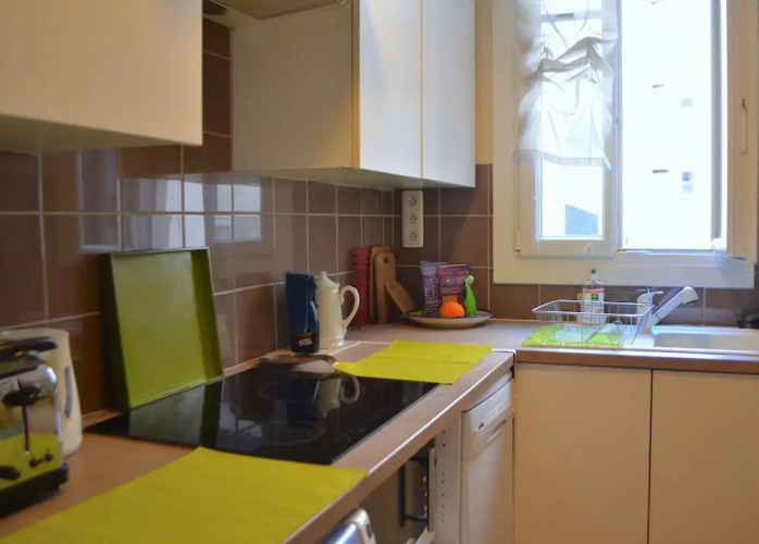 Bright Montmartre 1 Bedroom Flat - Image 3